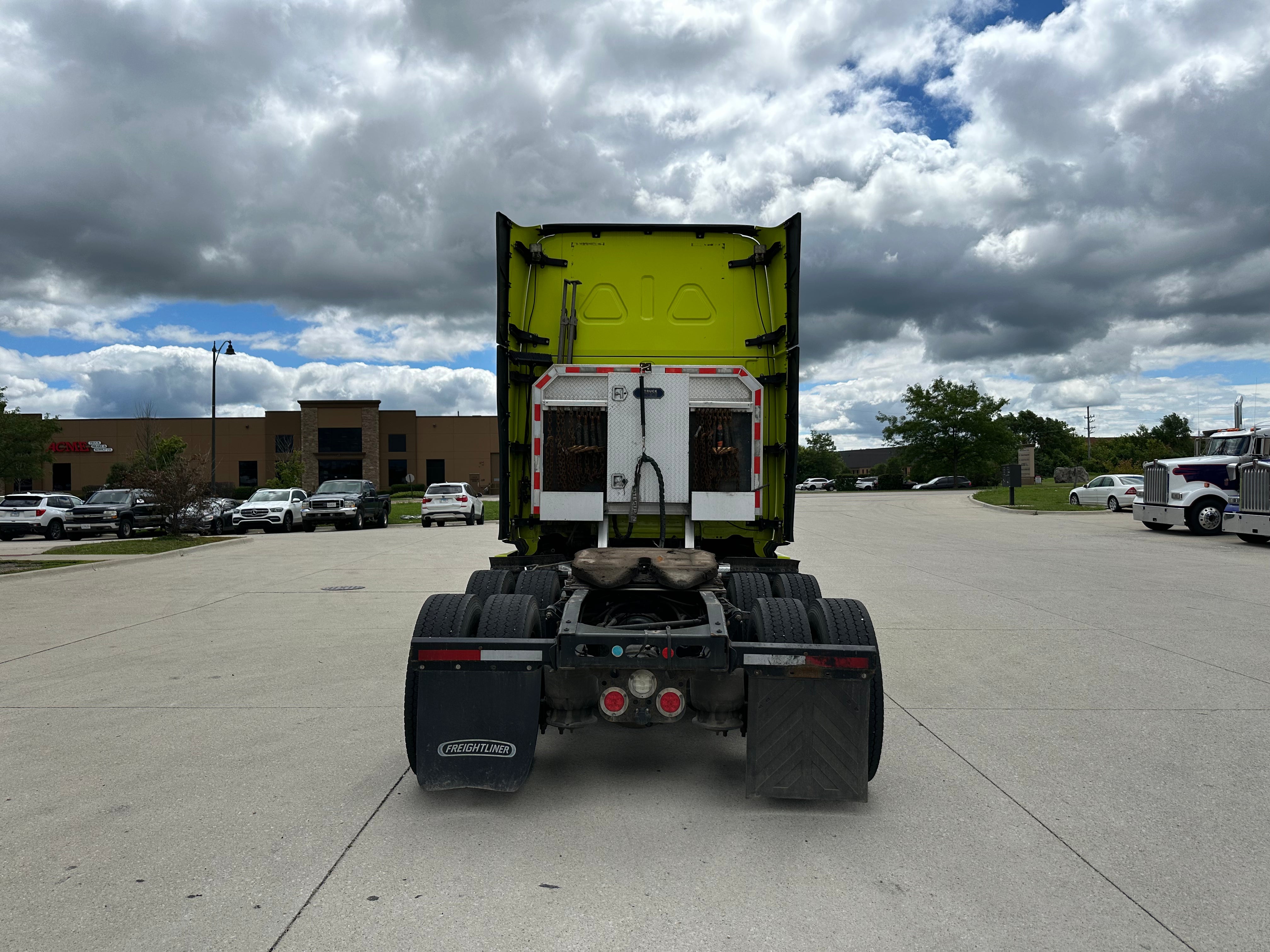 2018 Freightliner Cascadia Route One Trailers