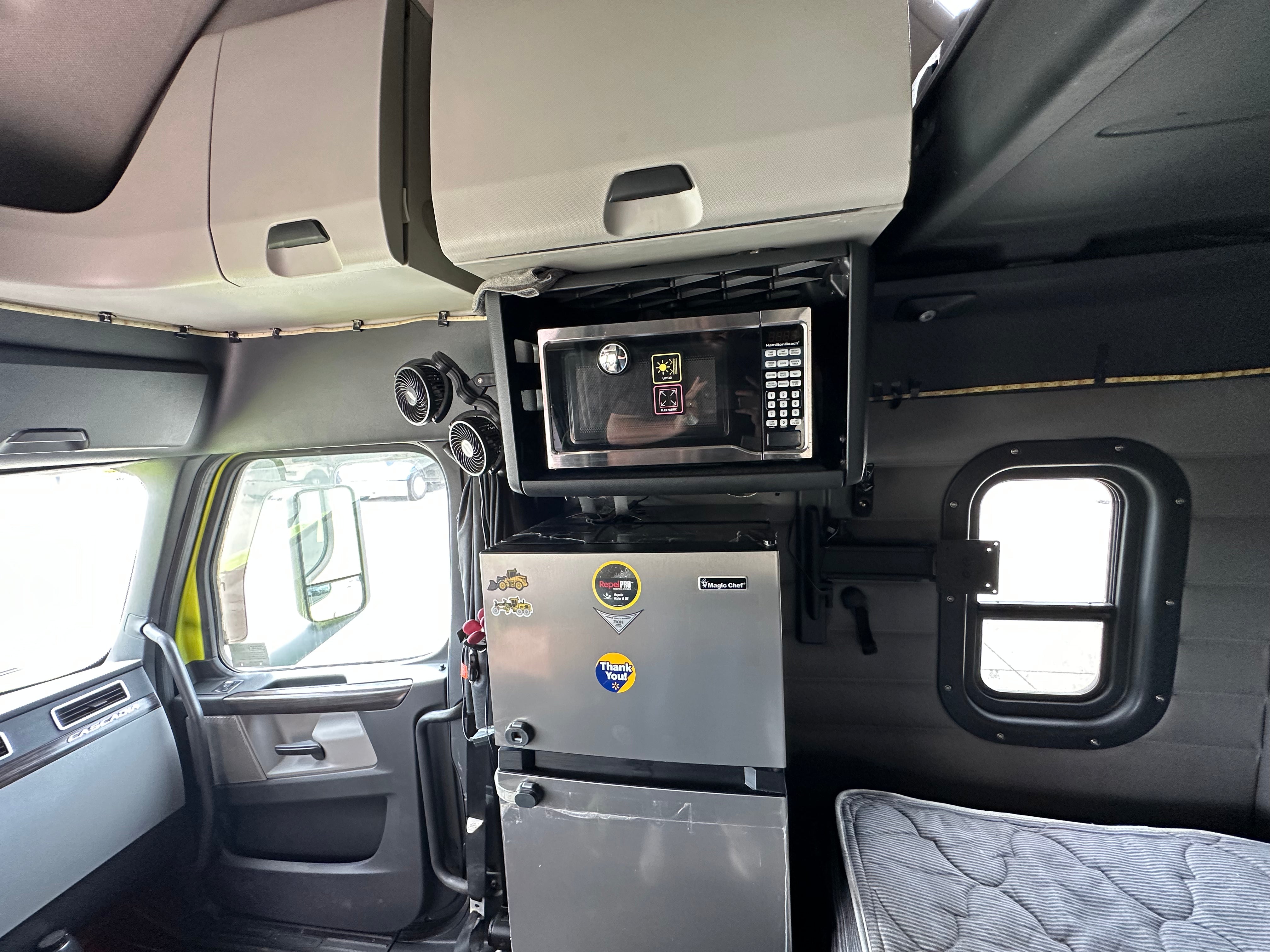2018 Freightliner Cascadia Route One Trailers