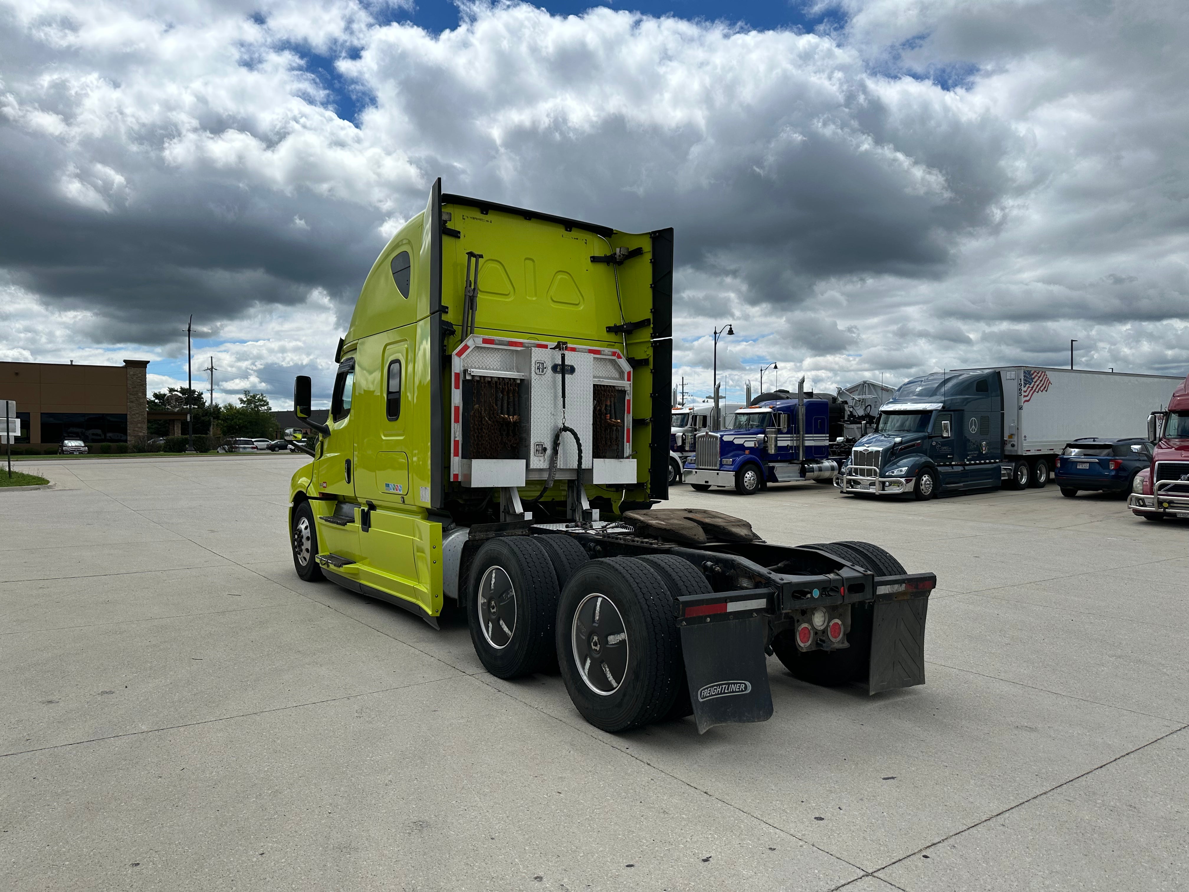 2018 Freightliner Cascadia Route One Trailers