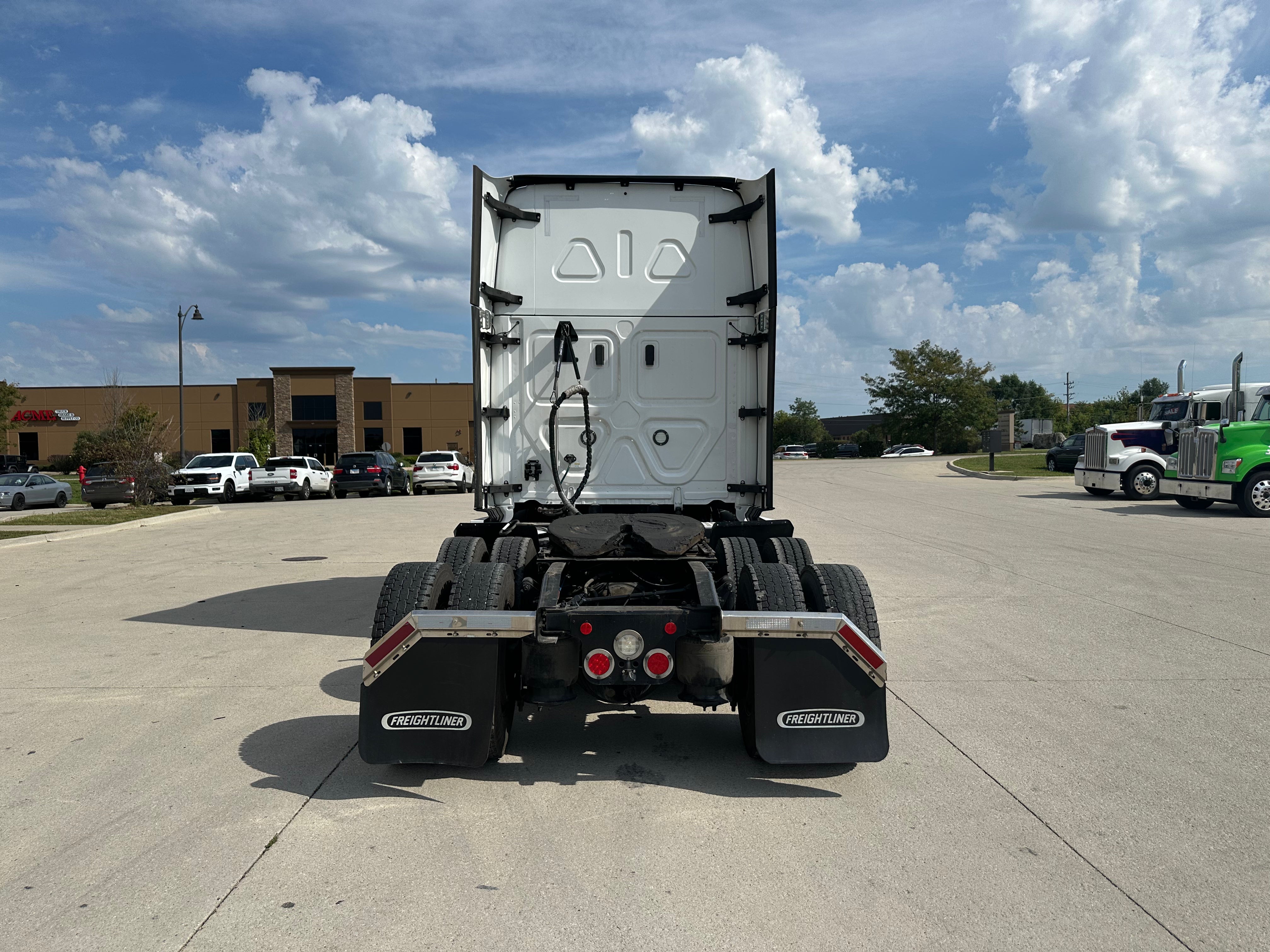 2023 Freightliner Cascadia Route One Trailers