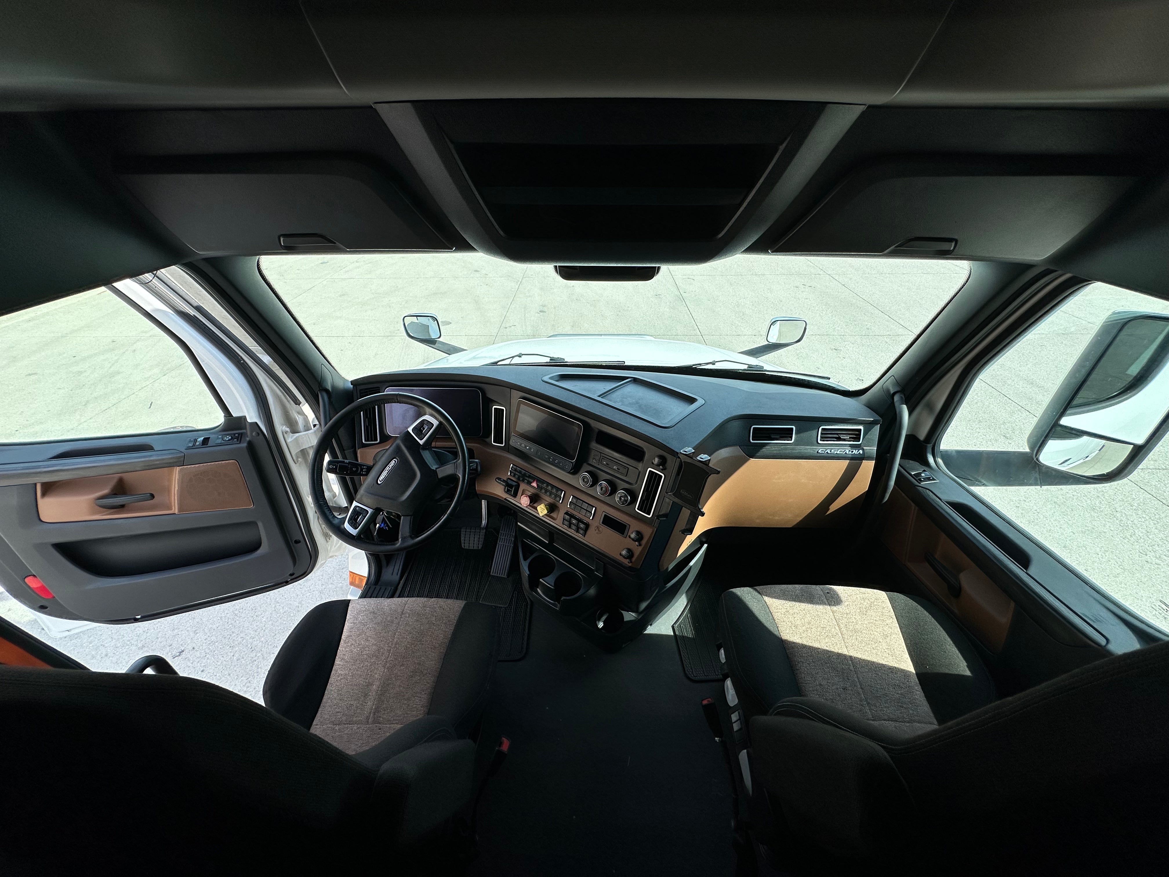 2023 Freightliner Cascadia Route One Trailers