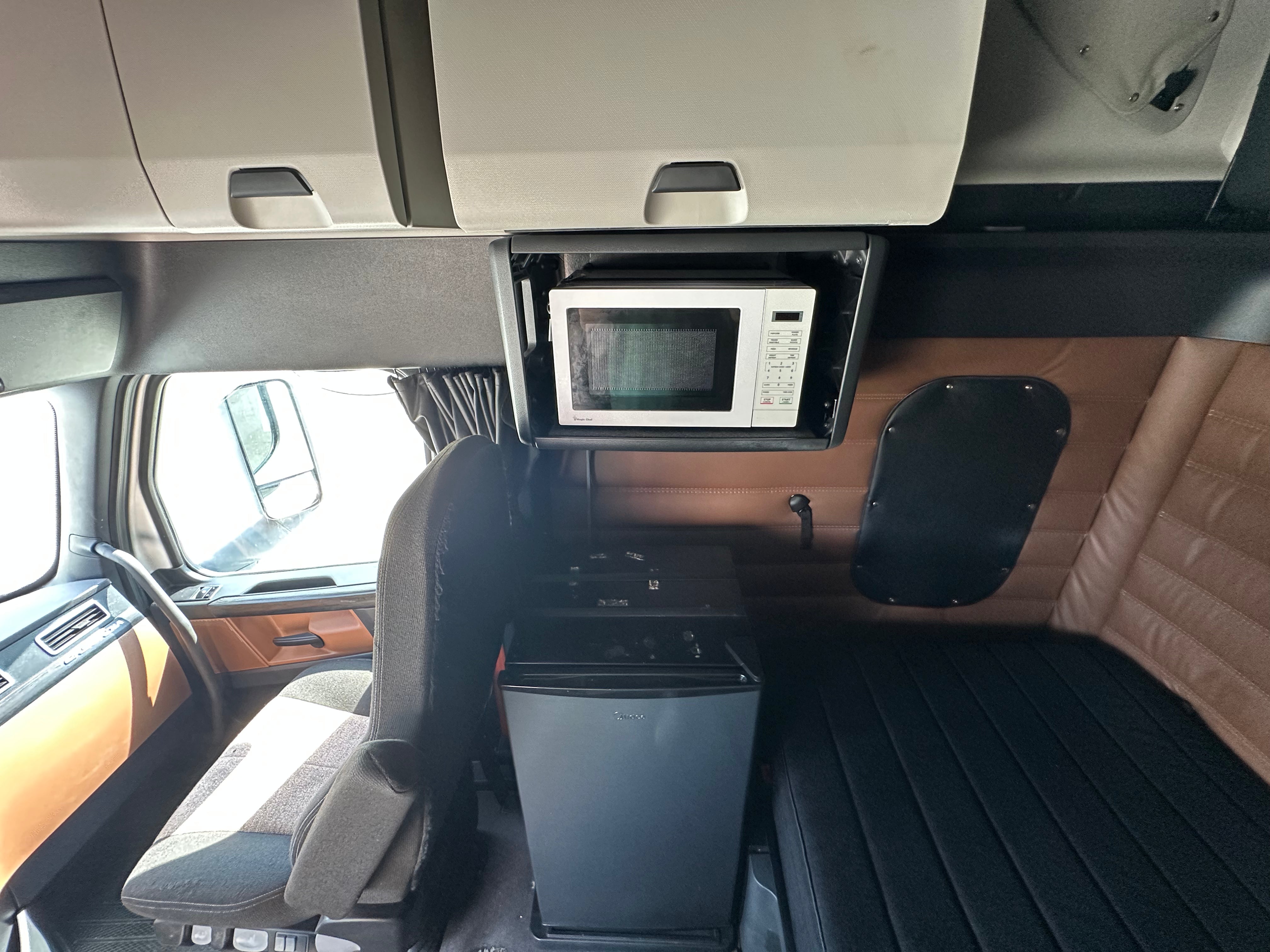 2023 Freightliner Cascadia Route One Trailers