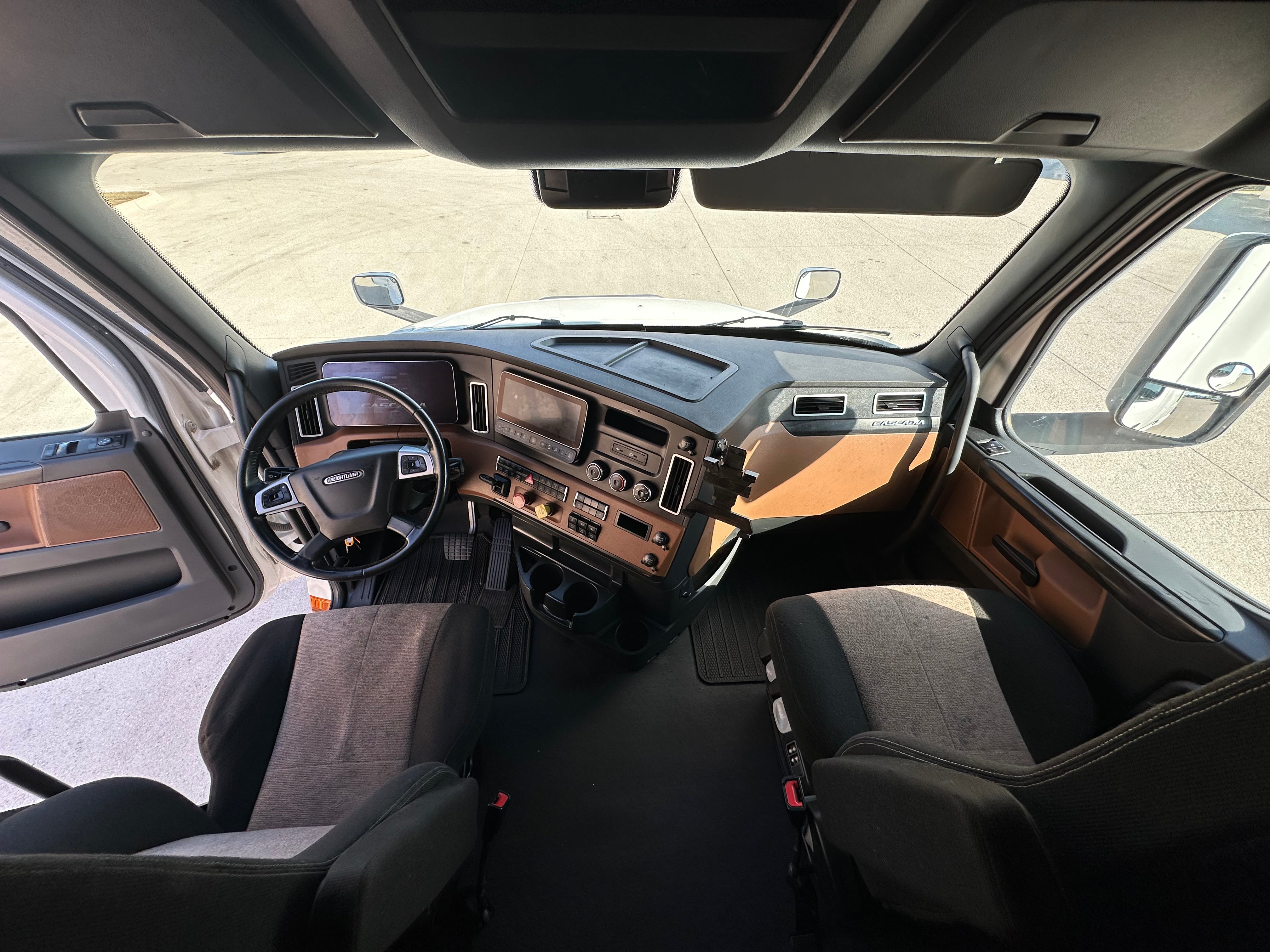 2023 Freightliner Cascadia Route One Trailers